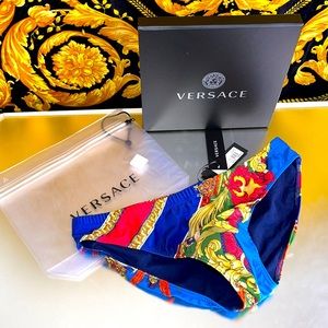 VERSACE MEN’S SWIMSUIT ICONIC PRINT MEN’S SIZE ITALY 5 USA M made in Italy